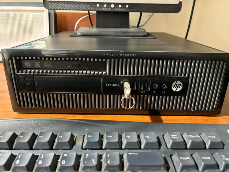 Computador de Escritorio HP ProDesk con Monitor - 1
