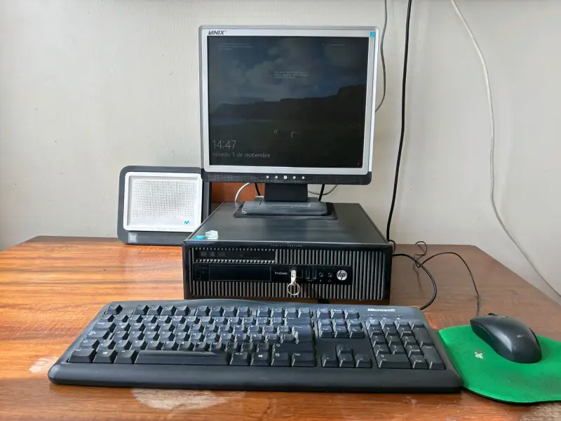 Computador de Escritorio HP ProDesk con Monitor - 2