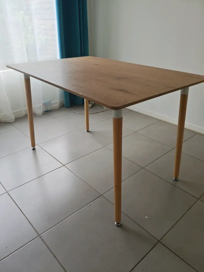 Mesa de comedor moderna de madera clara - 1