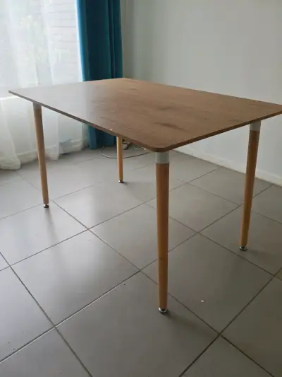 Mesa de comedor moderna de madera clara - miniatura 1