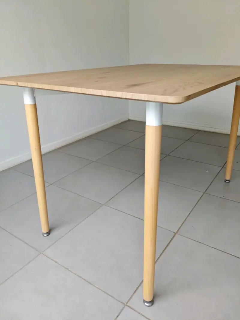 Mesa de comedor moderna de madera clara - 2