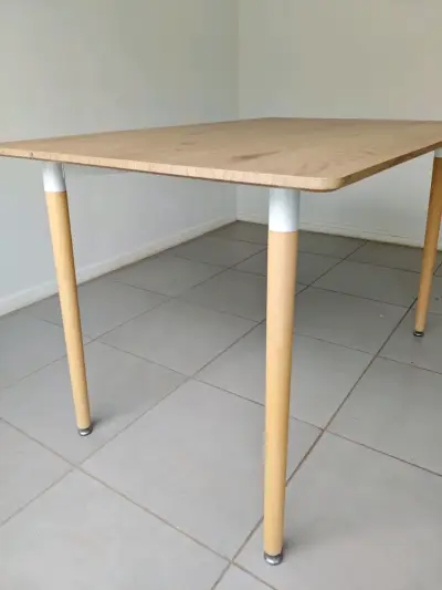 Mesa de comedor moderna de madera clara - miniatura 2