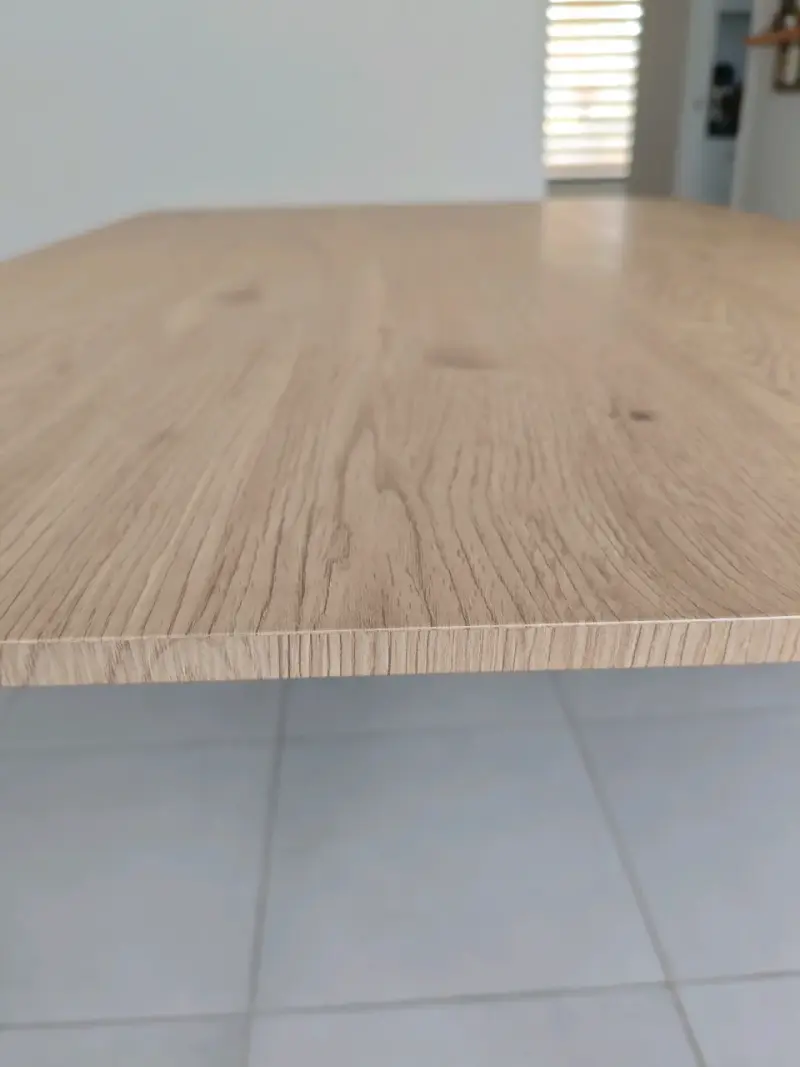 Mesa de comedor moderna de madera clara - 3
