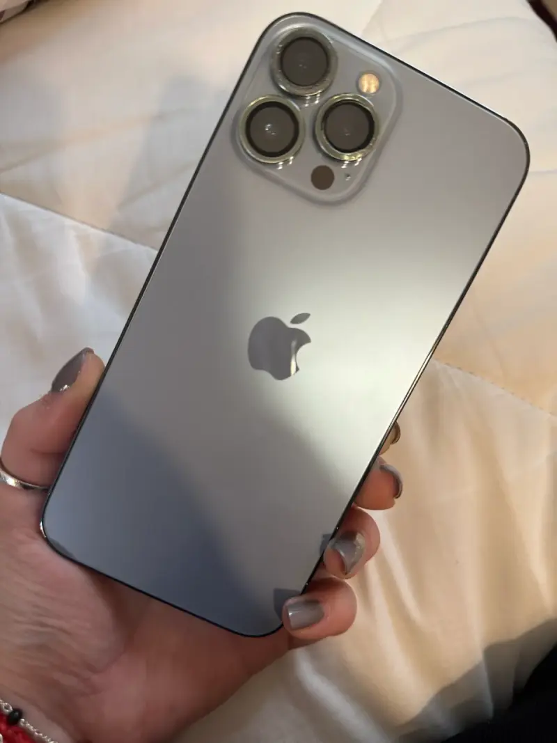 iPhone 13 Pro Max en excelente estado - 1