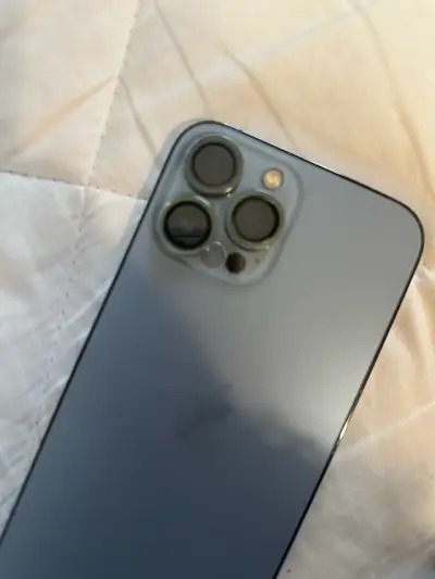 iPhone 13 Pro Max en excelente estado - miniatura 2