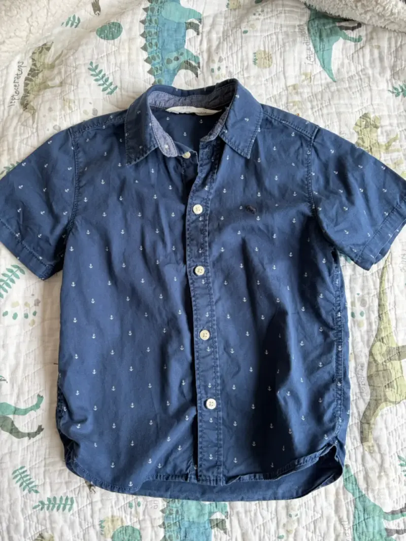 Camisa azul de niño con estampado de anclas