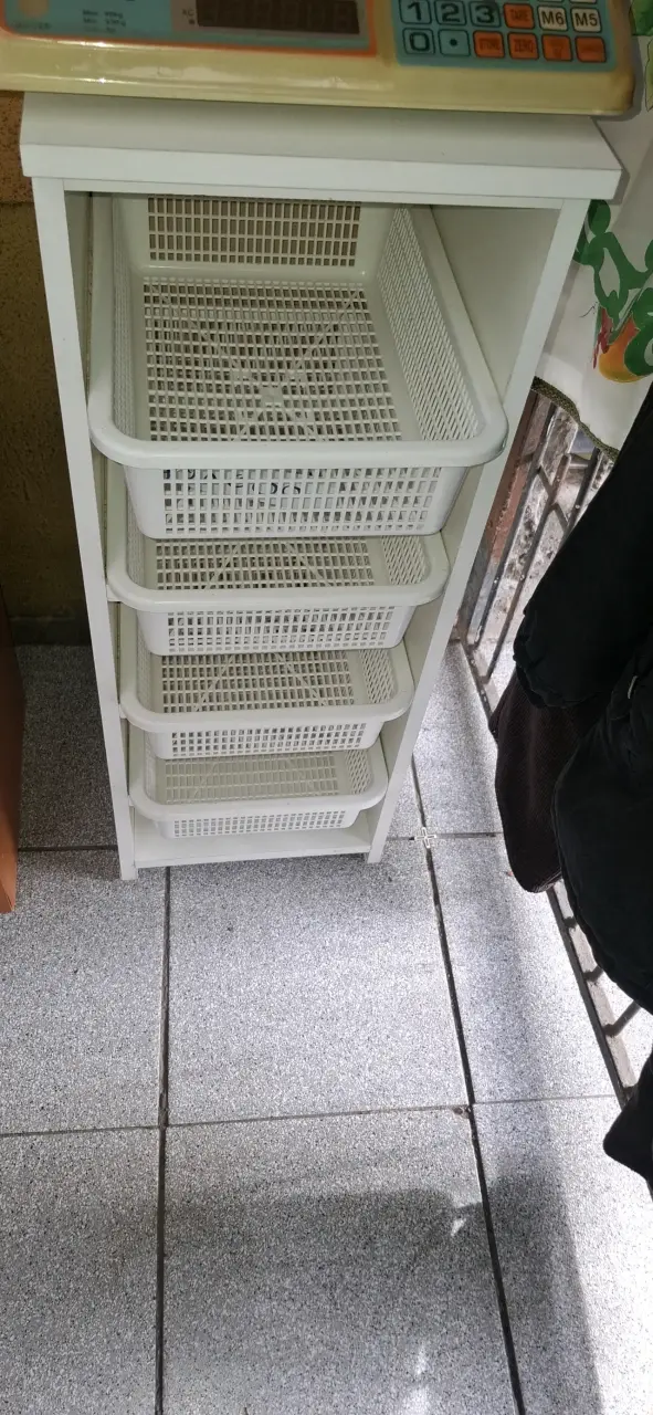 Estante organizador de plástico blanco con cajones - 1