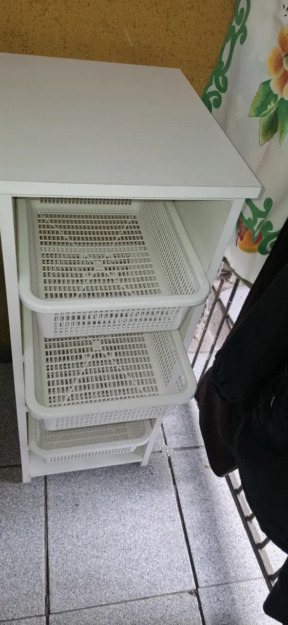 Estante organizador de plástico blanco con cajones - 2