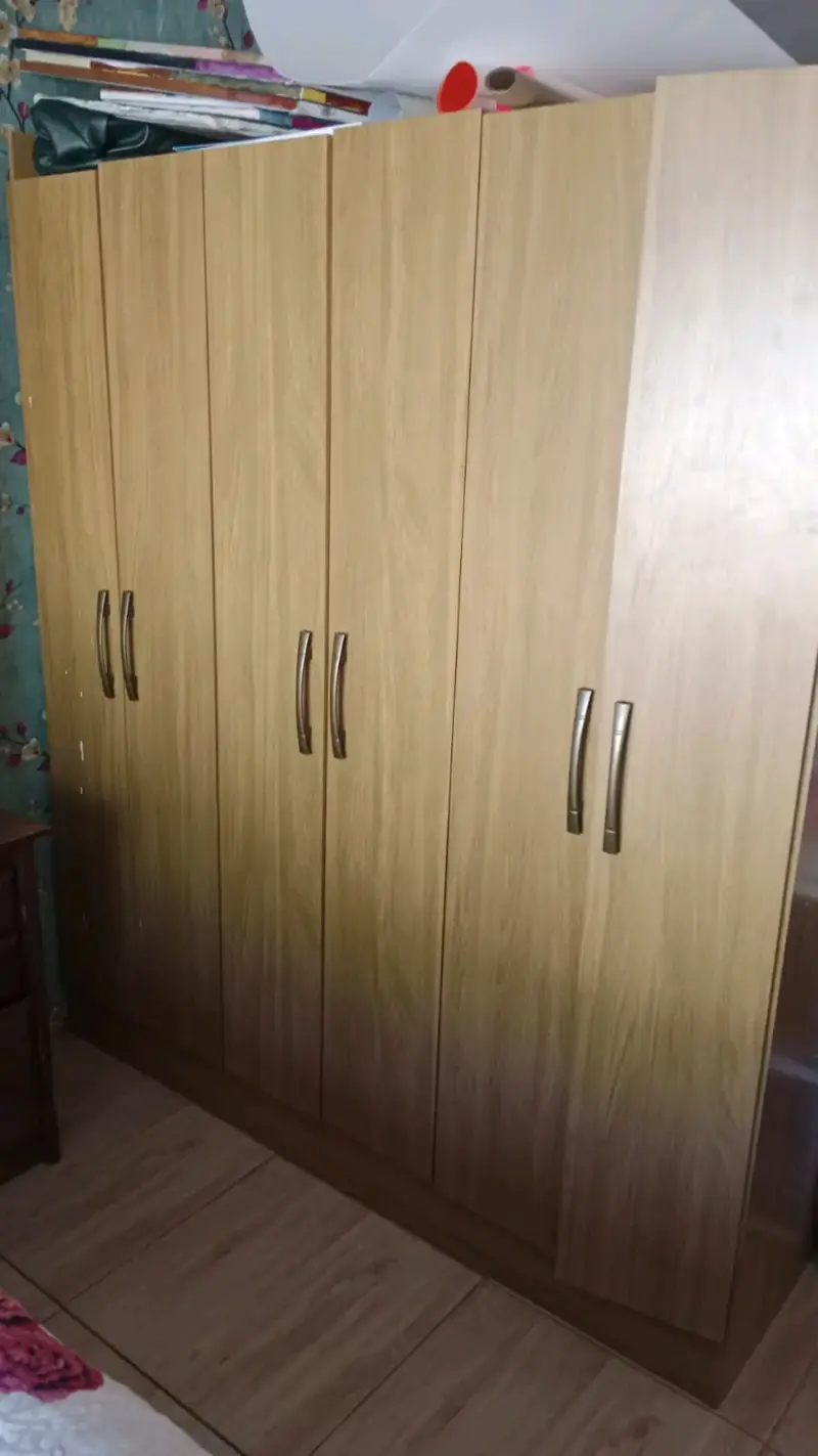 Armario de madera con múltiples puertas - 1