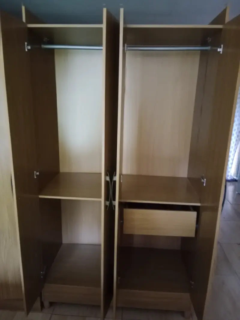 Armario de madera con múltiples puertas - 3