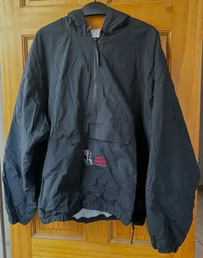 Cortaviento negro JanSport con capucha - miniatura 1