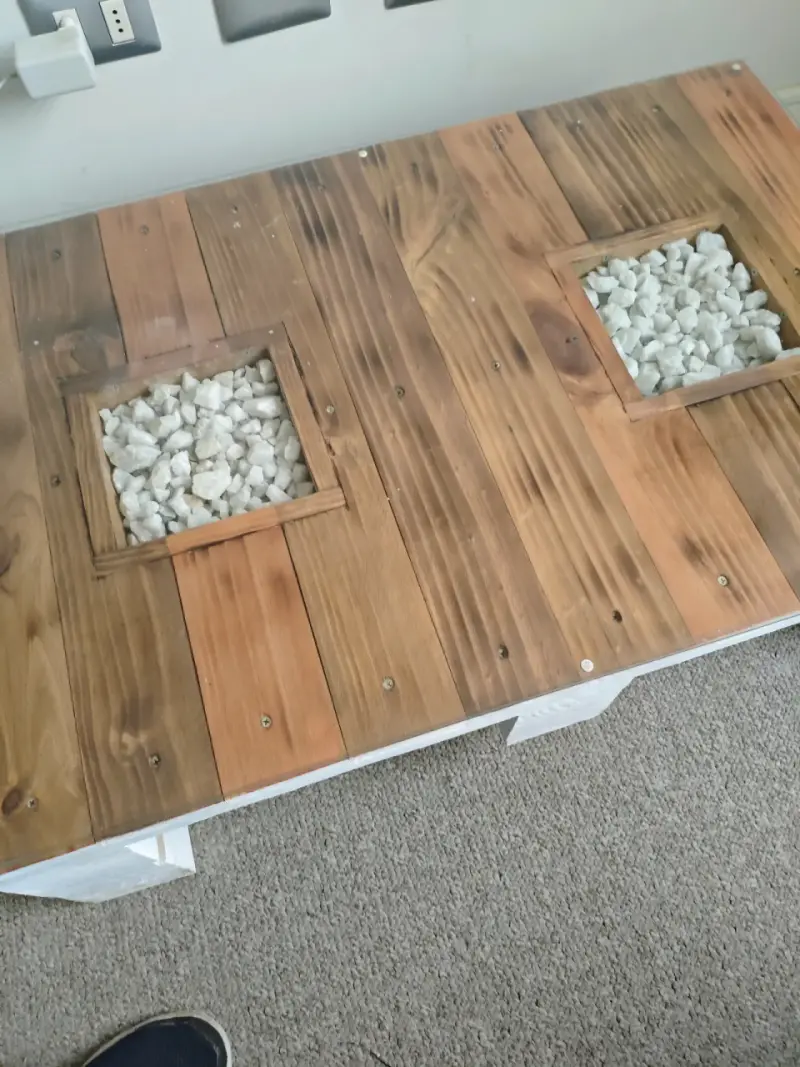 Mesa de centro de madera con vidrio y piedras decorativas - 1