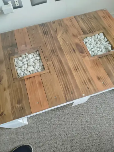 Mesa de centro de madera con vidrio y piedras decorativas - miniatura 1