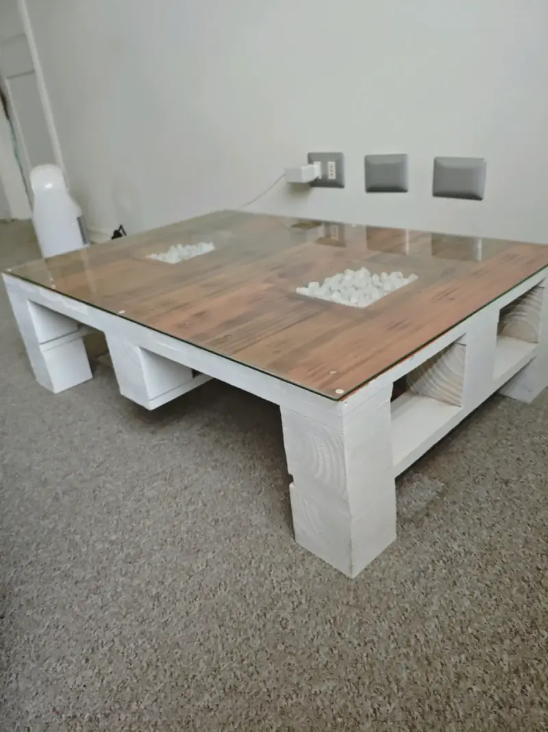 Mesa de centro de madera con vidrio y piedras decorativas - 2