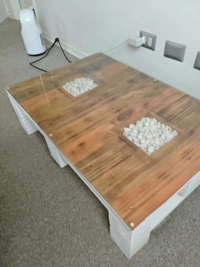 Mesa de centro de madera con vidrio y piedras decorativas - 3