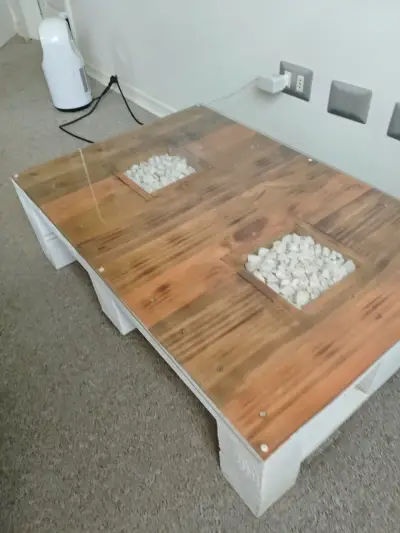 Mesa de centro de madera con vidrio y piedras decorativas - miniatura 3