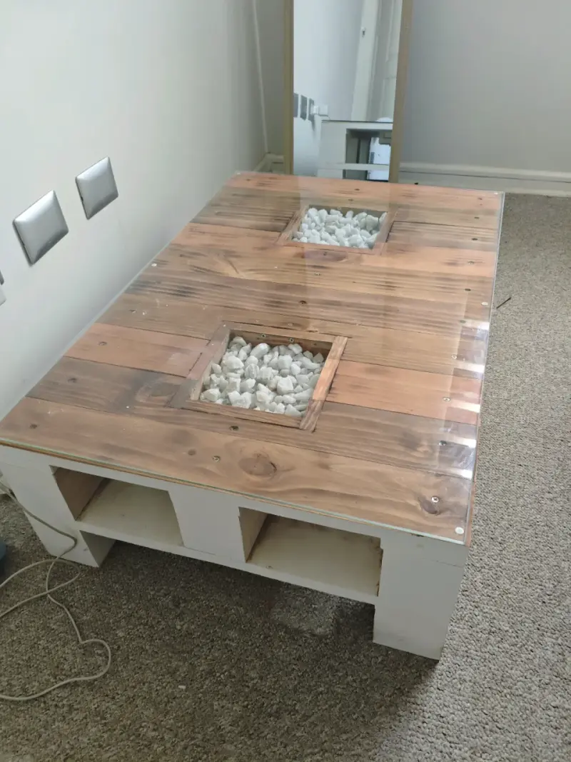 Mesa de centro de madera con vidrio y piedras decorativas - 4
