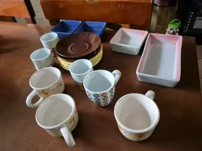 Juego de tazas y platos de cerámica multicolor - miniatura 1