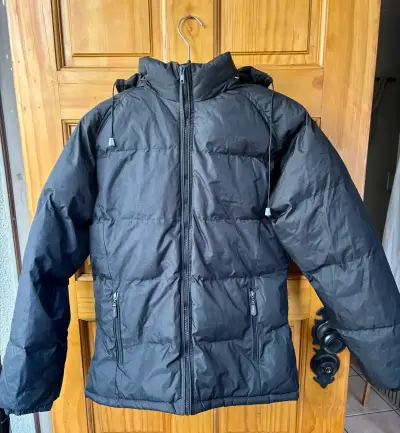 Chaqueta acolchada negra con capucha - miniatura 1