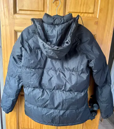 Chaqueta acolchada negra con capucha - miniatura 2