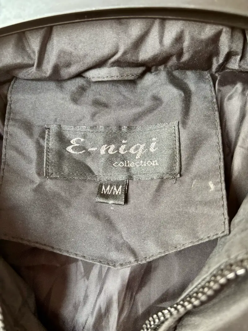 Chaqueta acolchada negra con capucha - 3