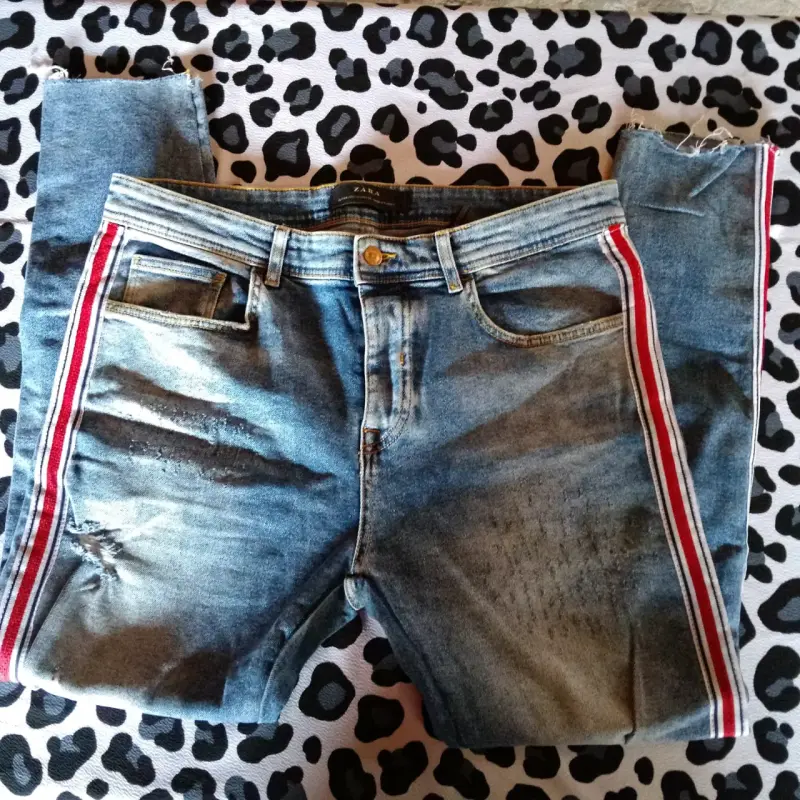 Jeans Zara con rayas laterales rojas - 1