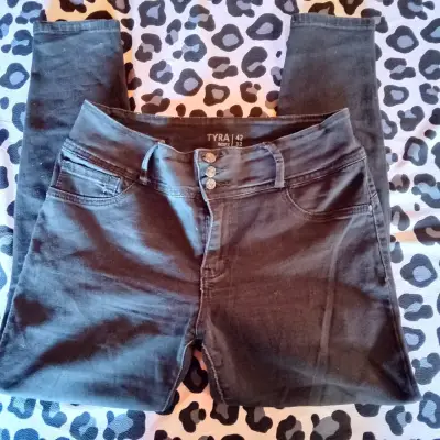 Lote de jeans para mujer en varios colores - miniatura 3