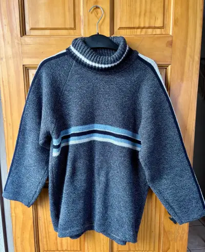 Suéter de lana azul con cuello alto - miniatura 1