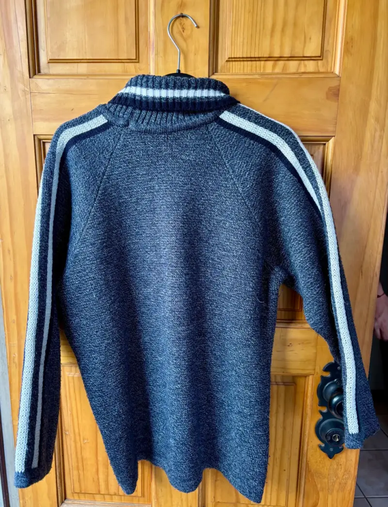 Suéter de lana azul con cuello alto - 2