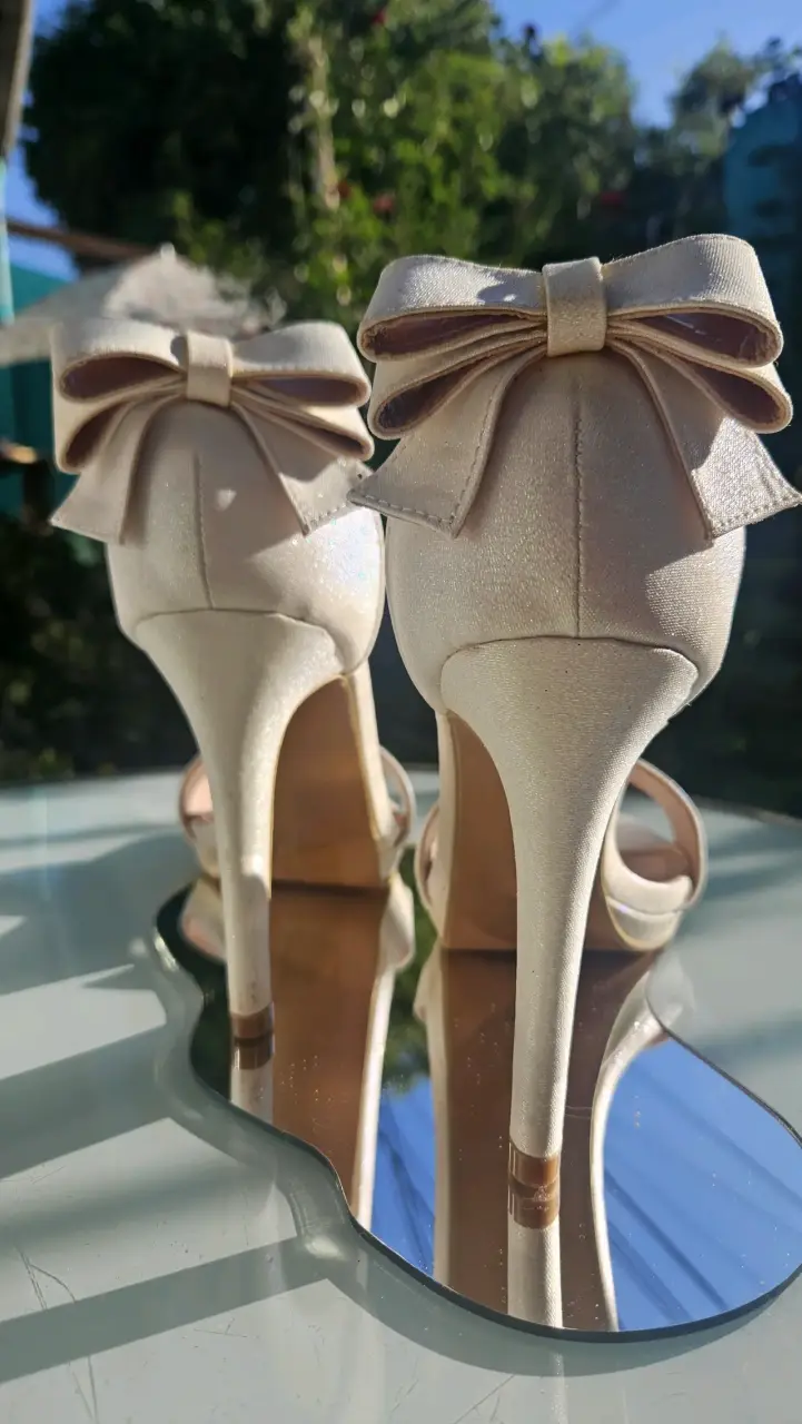 Tacones altos blanco con lazo elegante - 2
