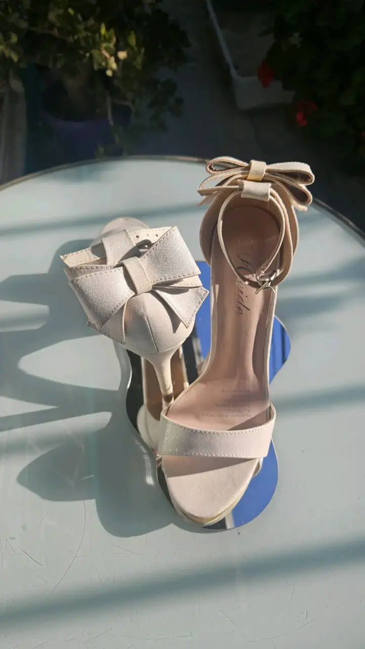 Tacones altos blanco con lazo elegante - 3