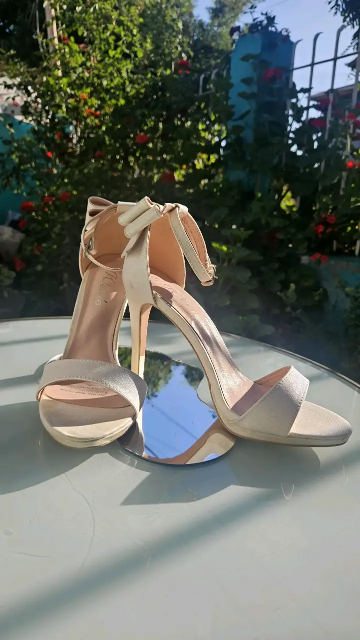 Tacones altos blanco con lazo elegante - 4