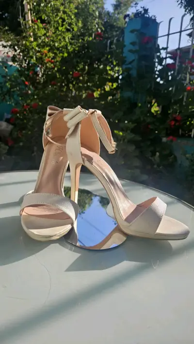 Tacones altos blanco con lazo elegante - miniatura 4