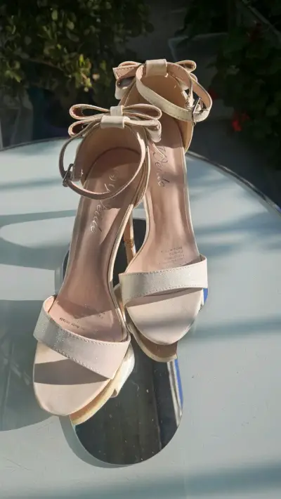 Tacones altos blanco con lazo elegante - miniatura 5