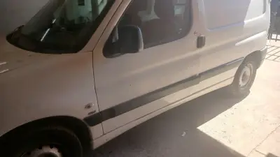 Furgoneta Peugeot Partner usada en buen estado - miniatura 2