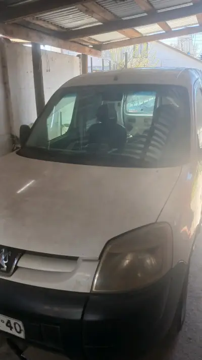 Furgoneta Peugeot Partner usada en buen estado - miniatura 3