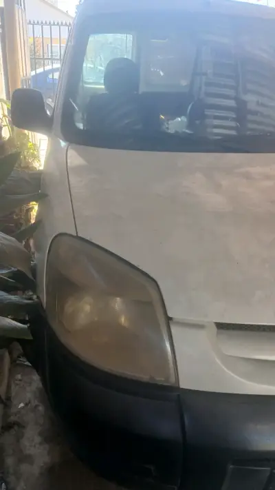 Furgoneta Peugeot Partner usada en buen estado - miniatura 4