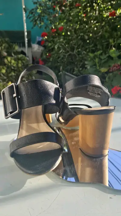 Sandalias de tacón mediano negras elegantes - miniatura 1