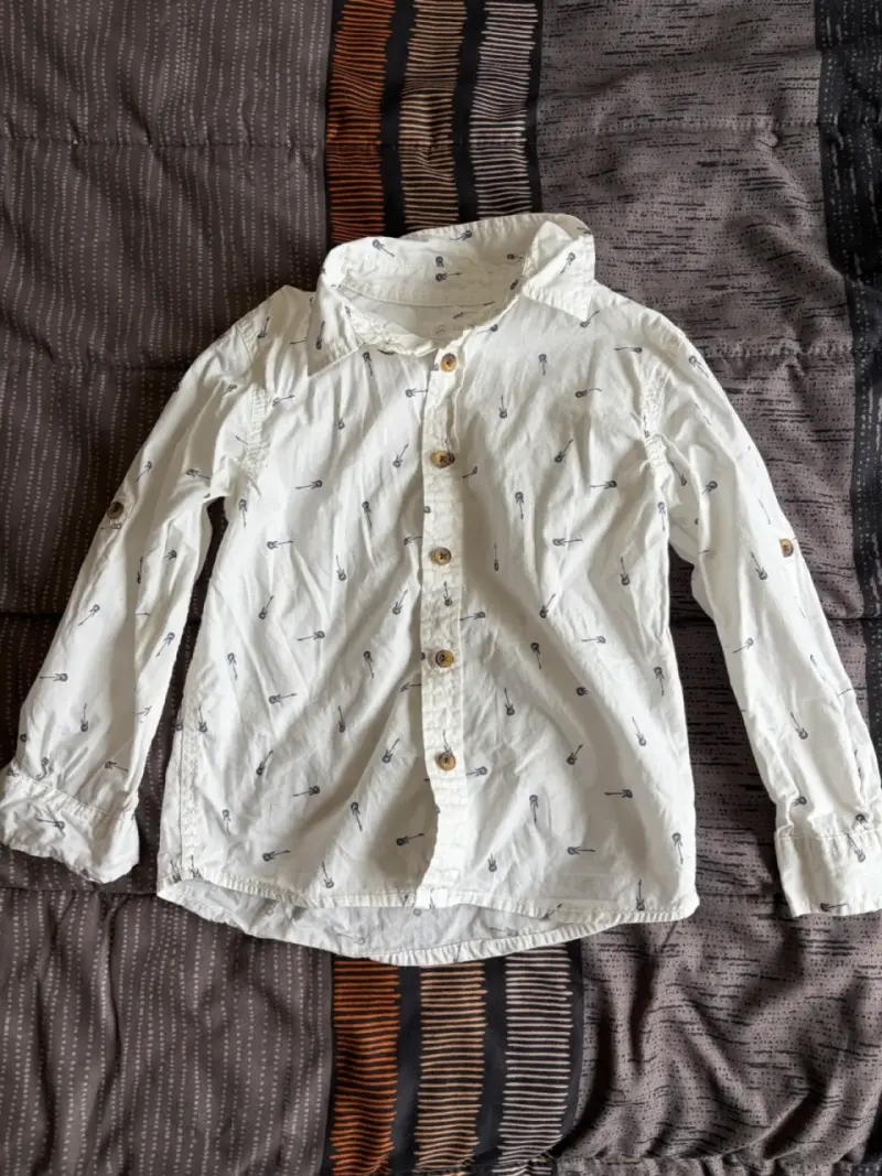 Camisa blanca de niño con estampado de guitarras