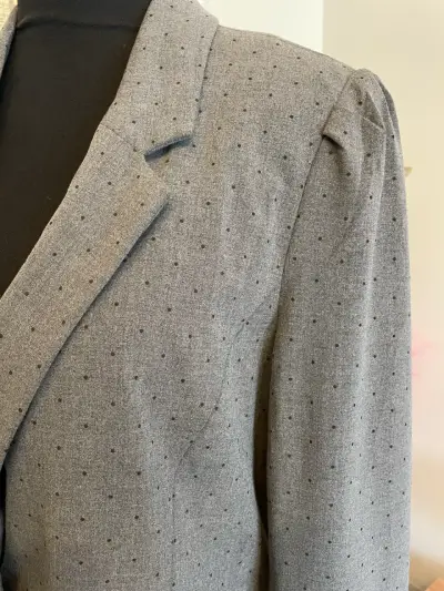 Blazer gris de mujer con diseño de puntos - miniatura 3