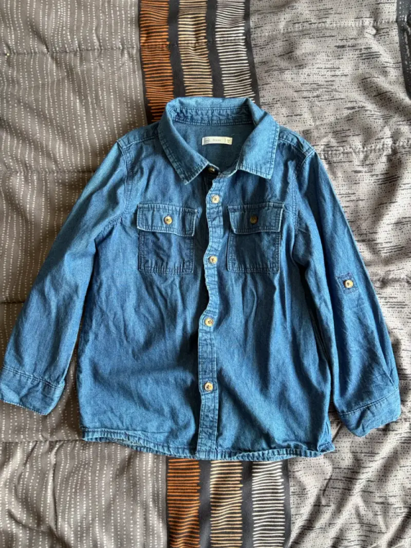 Camisa de mezclilla para niño azul