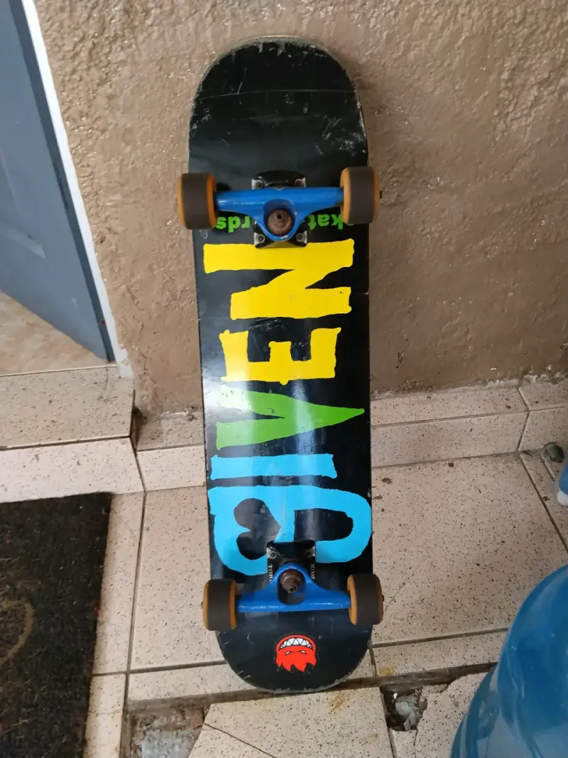 Skateboard Given con diseño colorido - 1