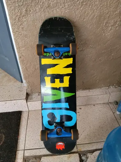 Skateboard Given con diseño colorido - miniatura 2