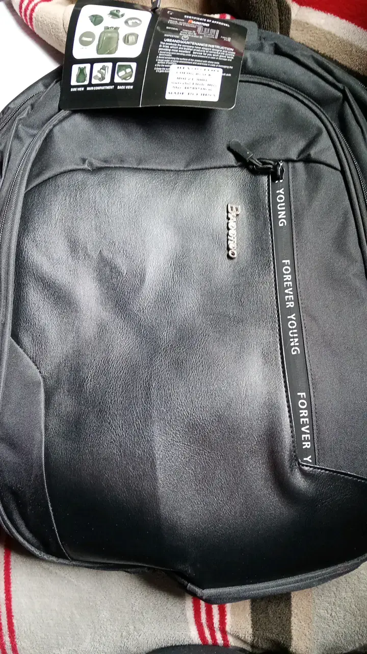 Mochila negra Bravomax con diseño moderno