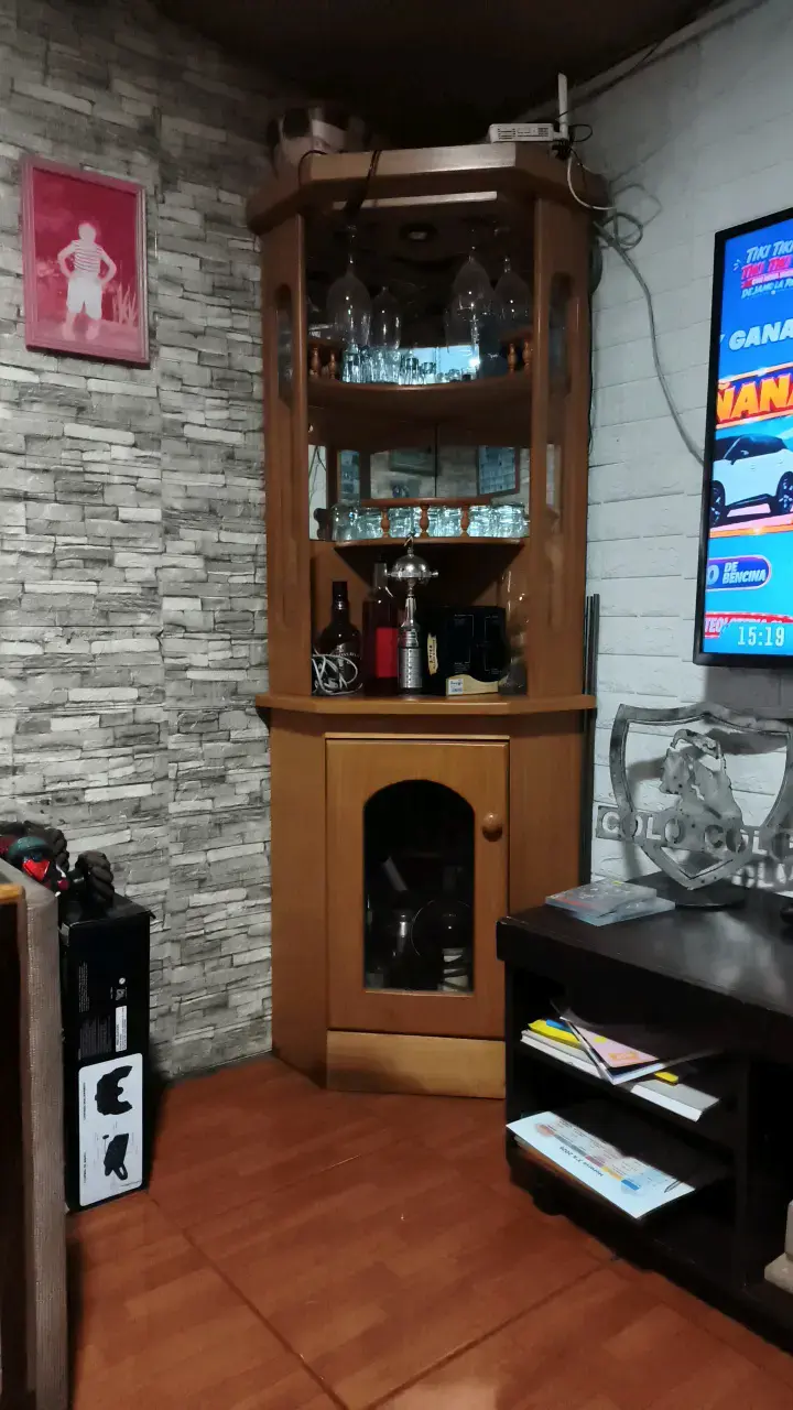 Vitrina Esquinera de Madera para Licorería