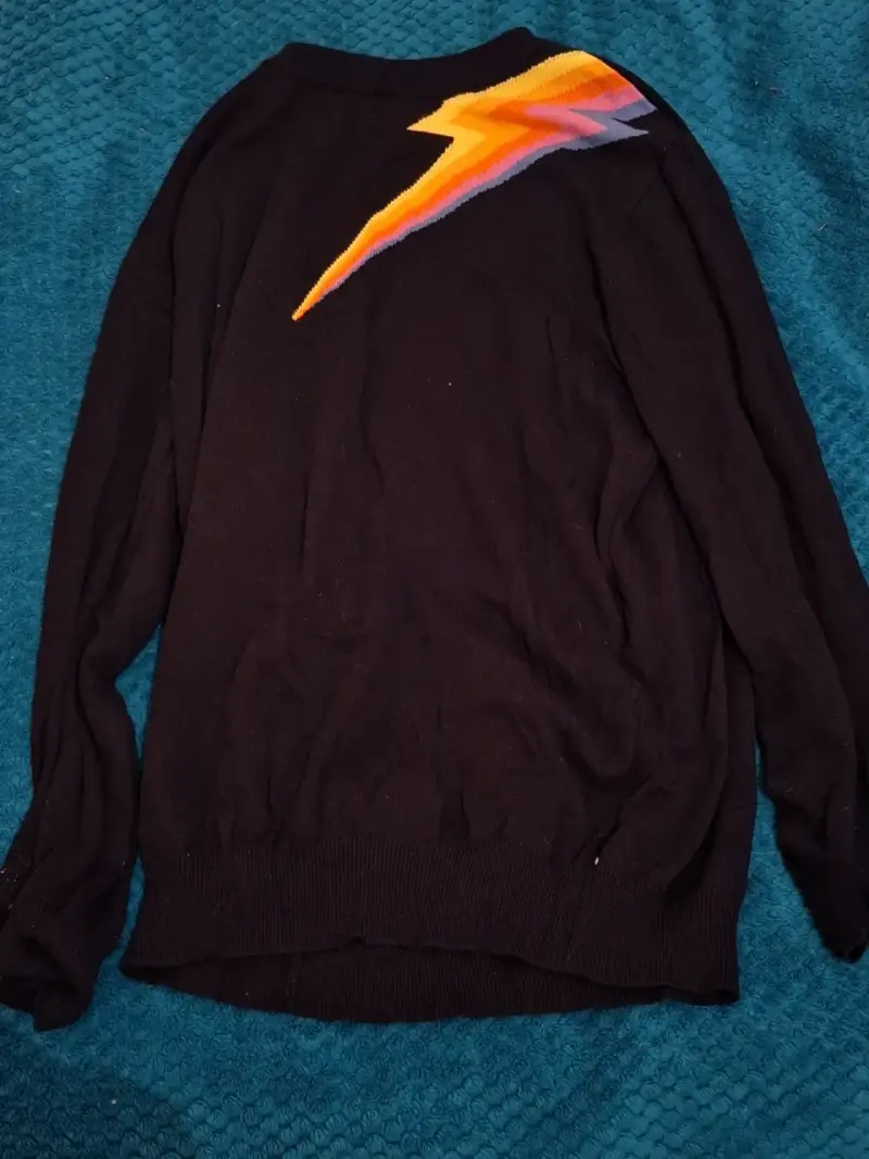 Suéter negro con diseño de rayo colorido
