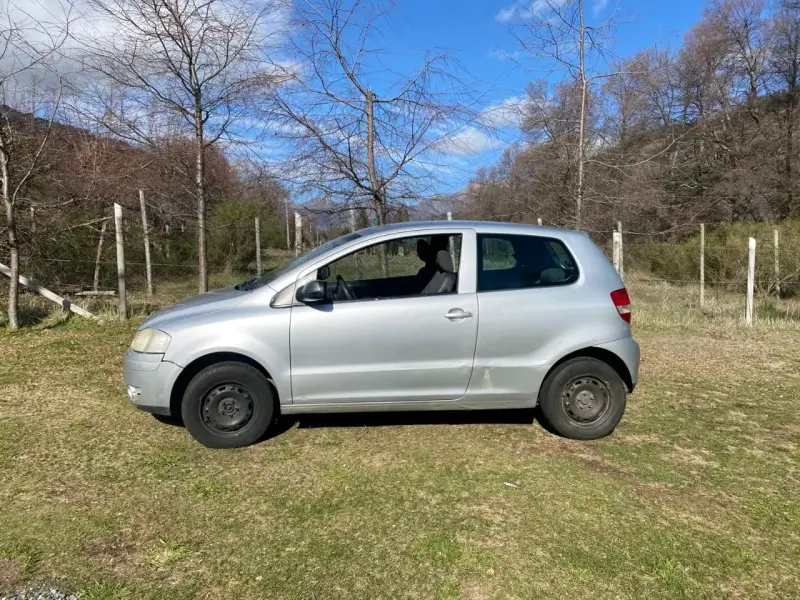 Auto Volkswagen Fox 1.6 plateado en buen estado - 1