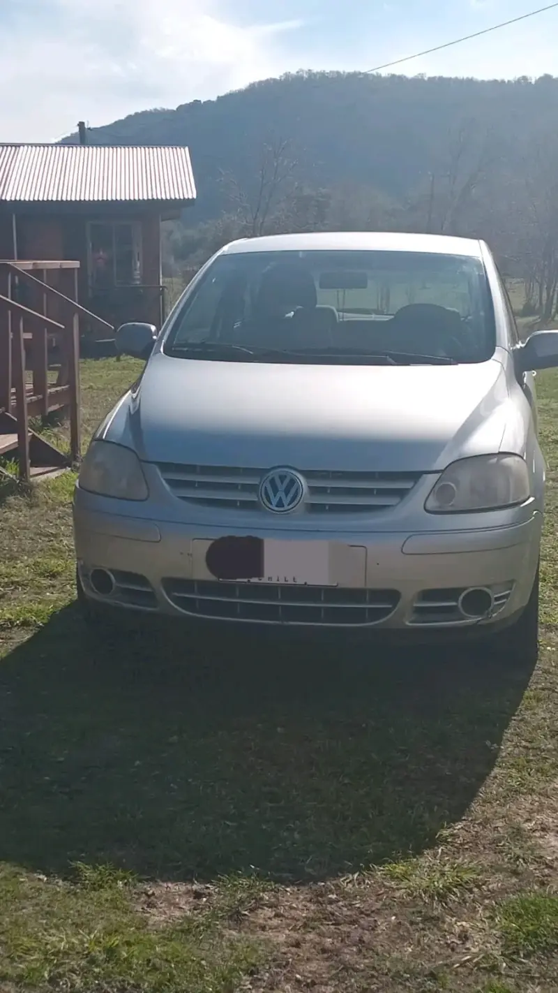 Auto Volkswagen Fox 1.6 plateado en buen estado - 2