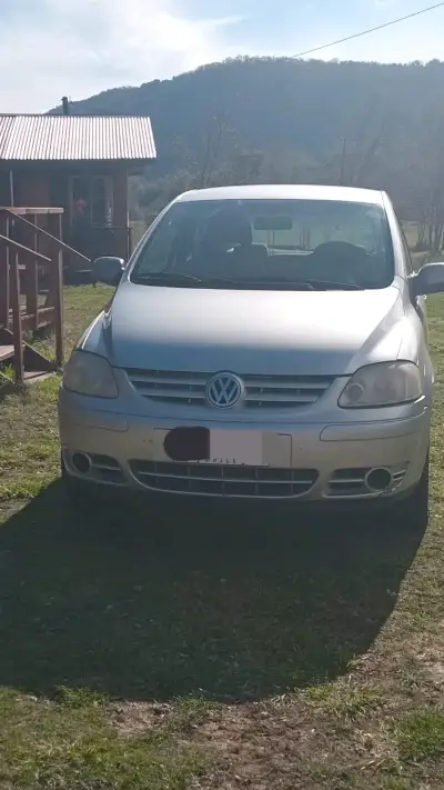 Auto Volkswagen Fox 1.6 plateado en buen estado - miniatura 2