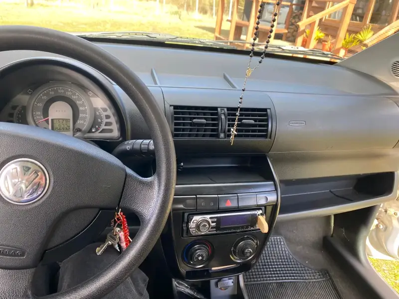 Auto Volkswagen Fox 1.6 plateado en buen estado - 3